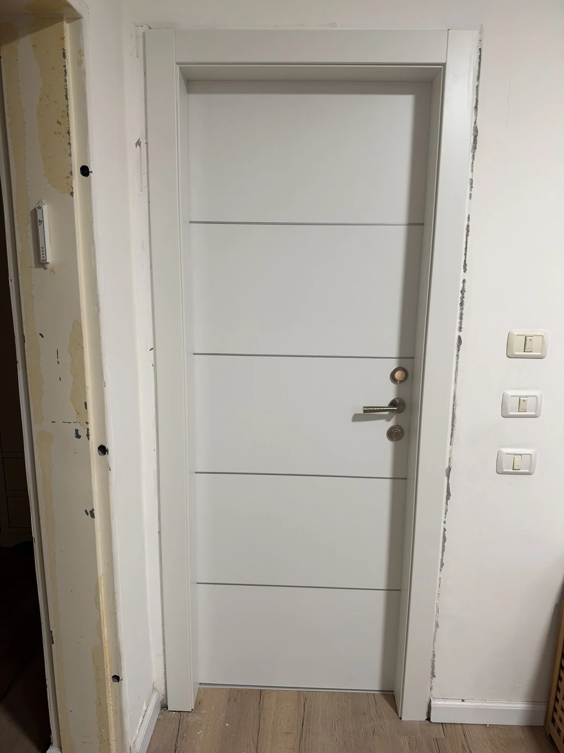 דלת פנים מעוצבת לאחר גימור המשקוף
