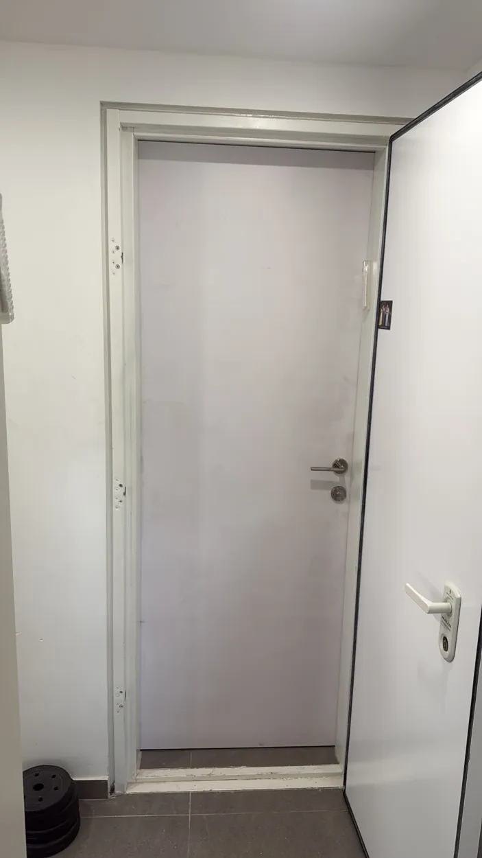 דלת פנים נוספת המותקנת בכניסה לממ״ד