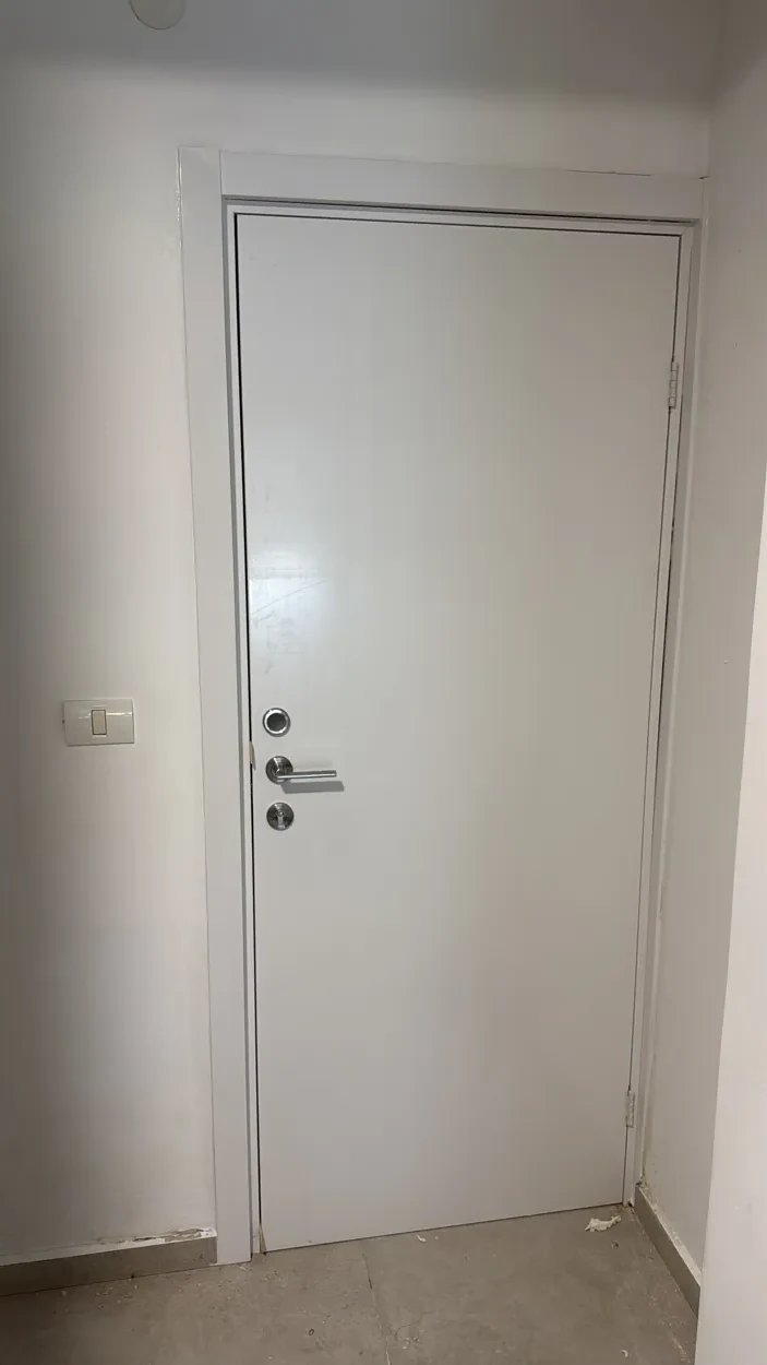 דלת פולימר לבנה עם ידית כהה