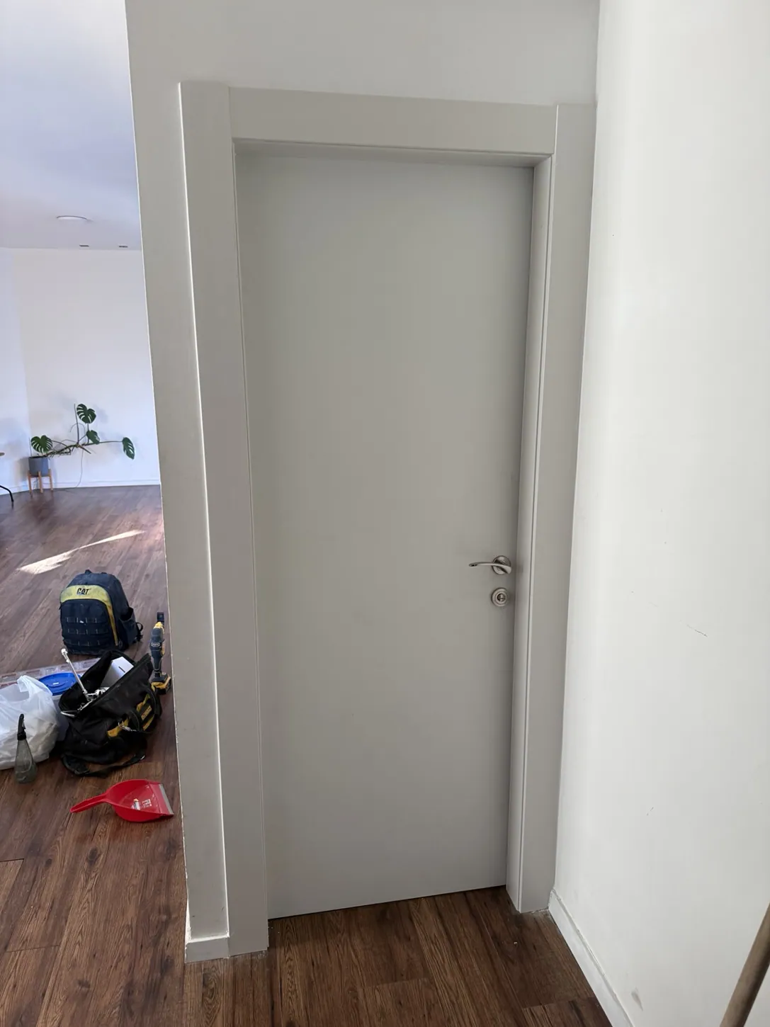 דלת פנים לבנה מותקנת